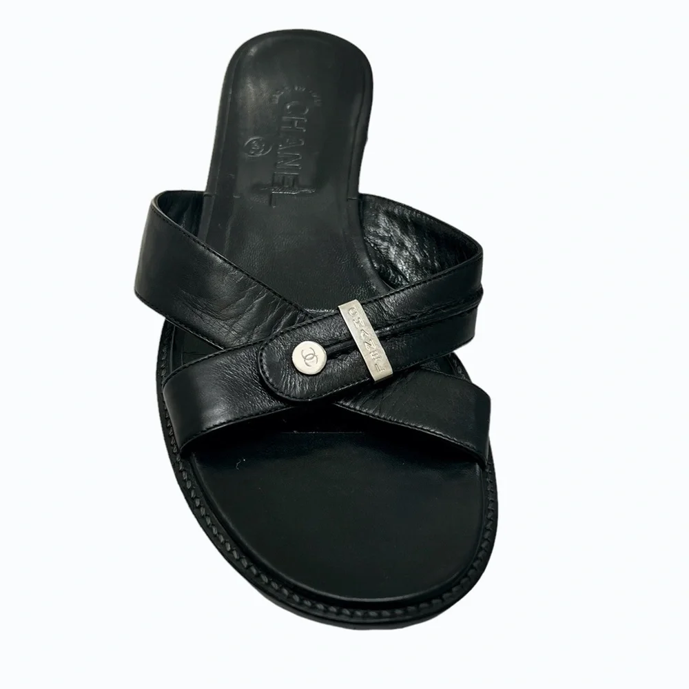 CHANEL BLACK LEATHER CRISS CROSS STRAP SANDAL WITH 1